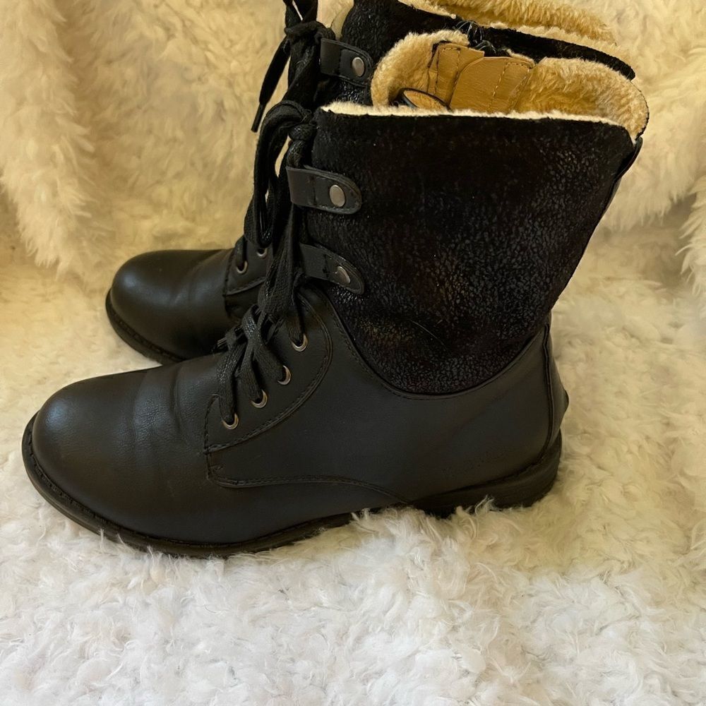 Kari Maya mid calf combat boots with faux fur lining rubber soles size9